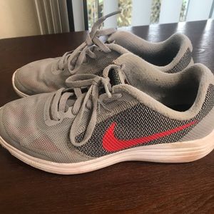 🌸 5 for $20 Nike sneakers 👟 size 5